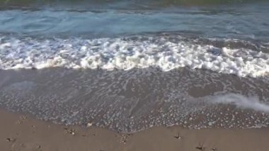 Kuzey Almanya 'da güneşli bir günde Baltık Denizi' nin kumlu sahillerinde güzel bir manzara.