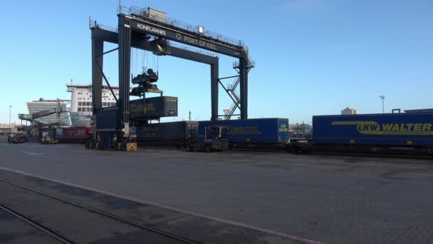 Στο Λιμάνι Του Kiel Στη Γερμανία Εμπορευματοκιβώτια Και Φορτηγά Περιμένουν — Αρχείο Βίντεο