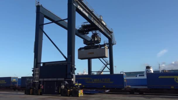 Hafen Von Kiel Deutschland Container Und Lastwagen Warten Schwedenkai Auf — Stockvideo