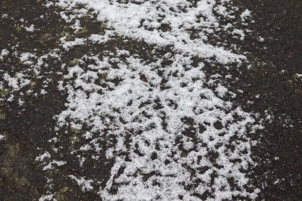 德国小路上沥青路面上积满了雪 — 图库照片