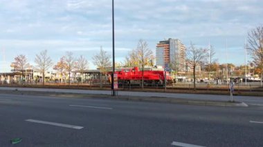 Almanya 'nın Kiel şehrinde limana yakın bir yerde kargo treni sürüyor.