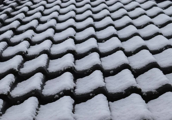 Witte Sneeuw Dakpannen Winter Een Europees Huis — Stockfoto