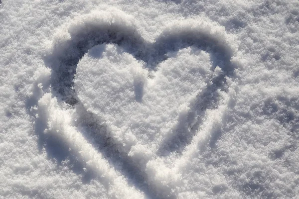 Sevgililer Günü Sembolü Çizilmiş Güneşli Taze Kar Dokusu — Stok fotoğraf