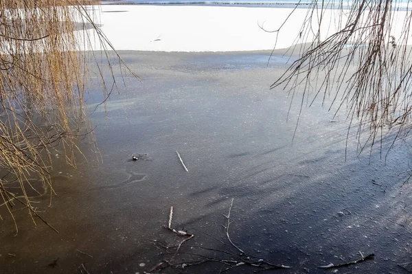 Nieve Cubierto Paisaje Lago Congelado Norte Europa Día Soleado — Foto de Stock