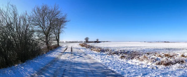 Estrada Rural Coberta Neve Dia Ensolarado Alemanha — Fotografia de Stock