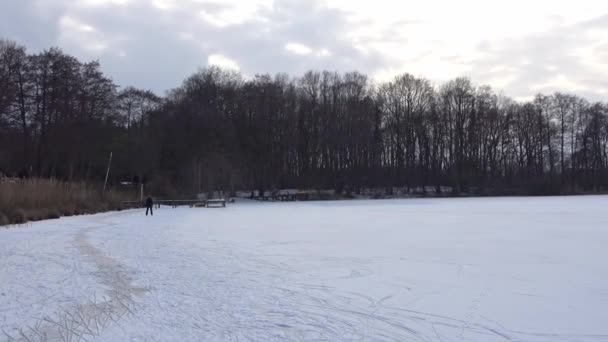 Cerca Los Pies Femeninos Durante Patinaje Sobre Hielo Lago Congelado — Vídeo de stock