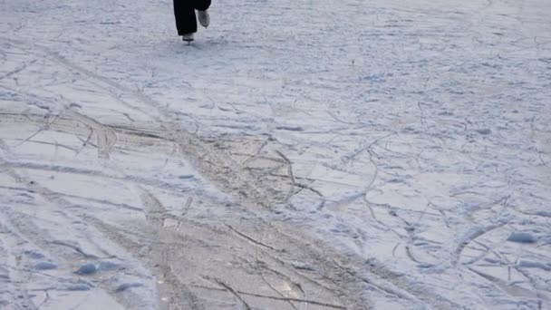 Close Pés Femininos Durante Patinação Gelo Lago Congelado — Vídeo de Stock