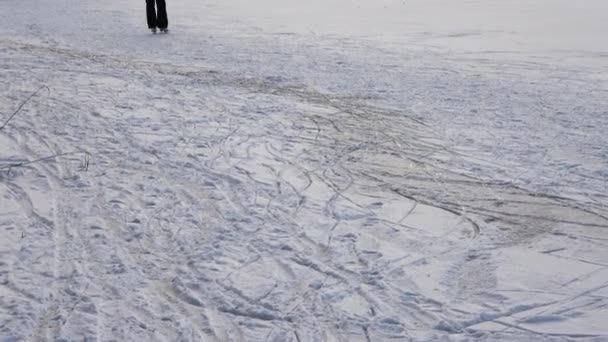 Cerca Los Pies Femeninos Durante Patinaje Sobre Hielo Lago Congelado — Vídeo de stock