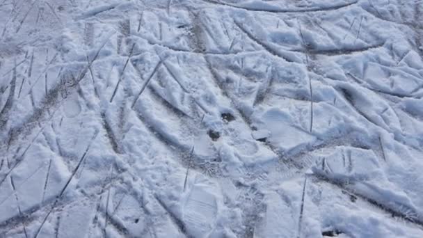 Uitzicht Een Bevroren Meer Tijdens Winter Met Veel Schaatsbanen — Stockvideo