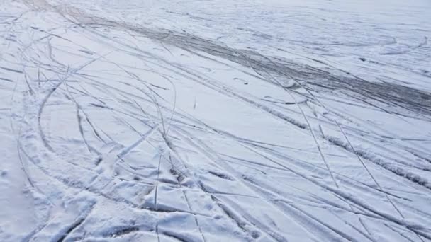 Vista Lago Congelado Durante Invierno Con Muchas Pistas Patinaje Sobre — Vídeos de Stock