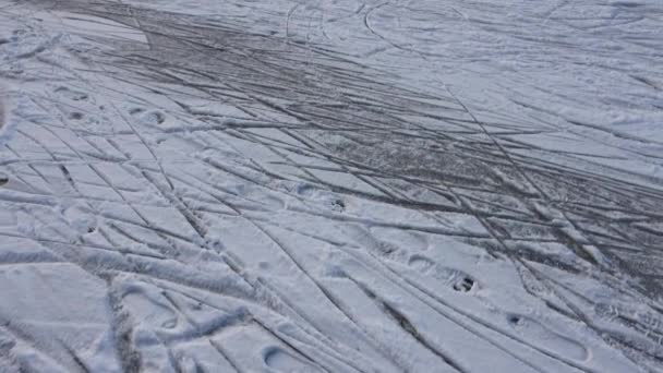 Uitzicht Een Bevroren Meer Tijdens Winter Met Veel Schaatsbanen — Stockvideo