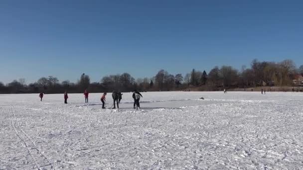 Veel Mensen Kinderen Schaatsen Een Meer Noord Duitsland — Stockvideo