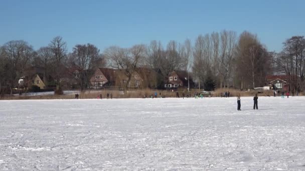 Veel Mensen Kinderen Schaatsen Een Meer Noord Duitsland — Stockvideo