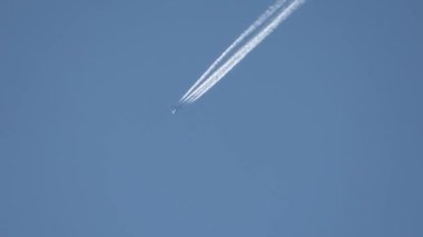 Jet uçakları gökyüzünde yükseklerde uçuyor açık mavi gökyüzünde kontrastlar bırakıyor
