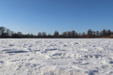Kış boyunca bir sürü buz pateni pisti olan donmuş bir göl manzarası