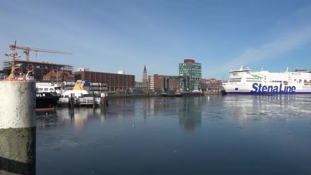 Uitzicht Stena Scandinavica Veerboot Aangemeerd Volledig Bevroren Haven Van Kiel — Stockvideo