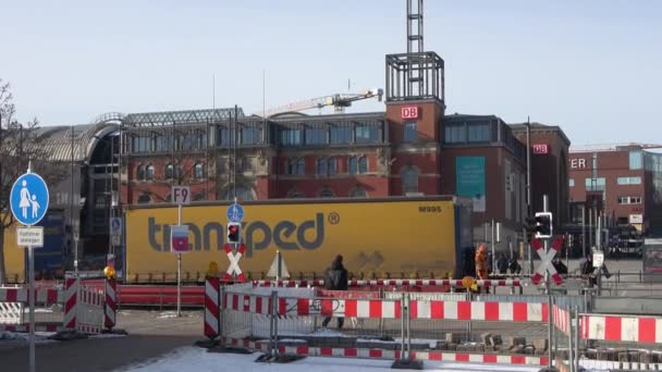 Грузовой Поезд Проходит Мимо Исторического Центрального Железнодорожного Вокзала Киле Германия — стоковое видео