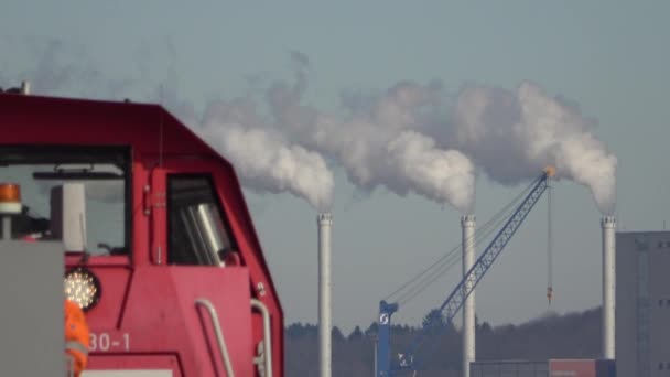 Крупный План Красный Локомотив Грузового Поезда Проходящего Порту Киля Германия — стоковое видео