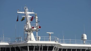 Kiel, Almanya - 27 Şubat 2021: Rüzgarda dalgalanan bayraklarla yolcu gemisi köprüsü direğine yakın görüş