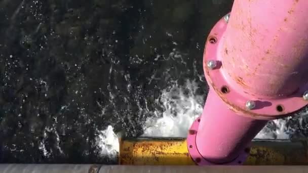 从粉红色的大管子里喷出的水流入基尔港 — 图库视频影像