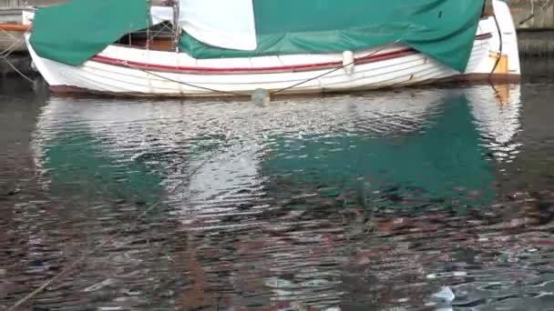 Oude Zeilschip Reflecties Het Water Van Baltische Zeehaven Kiel — Stockvideo