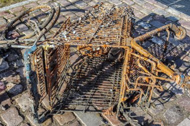 Almanya 'da Kiel limanında paslı ve hasarlı bir alışveriş arabası bulundu.