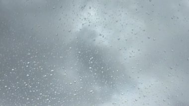 Geçen bir fırtına sırasında vahşi bulut oluşumlarının zaman aşımı