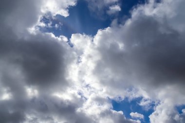 Güzel pofuduk beyaz bulut oluşumları Derin mavi bir yaz gökyüzünde