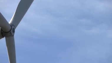 Alternatif enerji değirmenleri Almanya 'da mavi gökyüzüne karşı dönüyor.