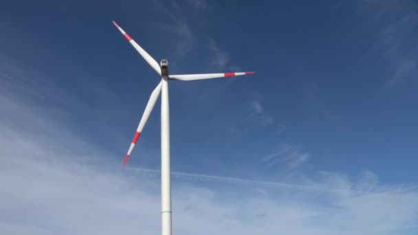 Alternatieve Energie Windmolens Tegen Blauwe Lucht Duitsland Draaien — Stockvideo