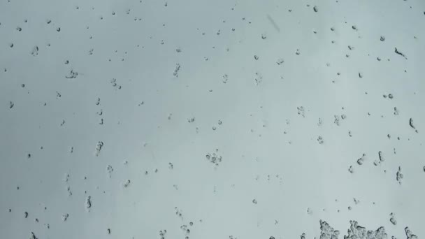 激しい天気の間に窓を走っている雹 氷の氷を溶かす — ストック動画