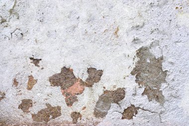 Beyaz, yaşlanmış beton duvarları, çatlaklar ve yapılandırılmış detaylarla kapat