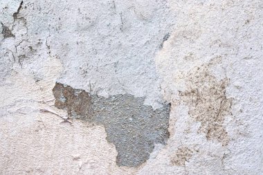 Beyaz, yaşlanmış beton duvarları, çatlaklar ve yapılandırılmış detaylarla kapat