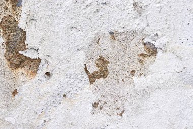 Beyaz, yaşlanmış beton duvarları, çatlaklar ve yapılandırılmış detaylarla kapat