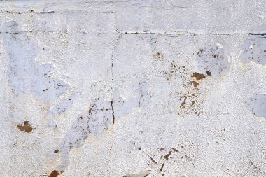 Beyaz, yaşlanmış beton duvarları, çatlaklar ve yapılandırılmış detaylarla kapat