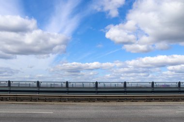 Güzel pofuduk beyaz bulut oluşumları Almanya 'da bir otoyol üzerinde