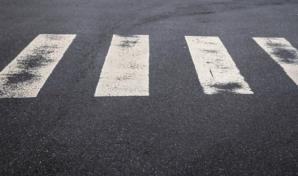 Branco Pintado Pedestre Zebra Cruzamento Uma Estrada Europa — Fotografia de Stock