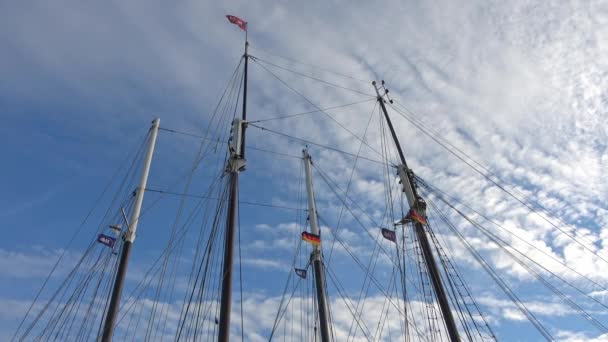 Mastros Veleiros Movendo Lentamente Vento Frente Céu Azul Durante Semana — Vídeo de Stock