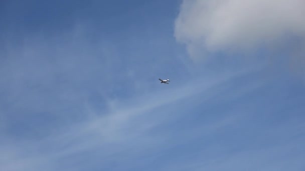 Ελαφρύ Αεροσκάφος Μία Έλικα Πετά Στον Γαλάζιο Καλοκαιρινό Ουρανό — Αρχείο Βίντεο