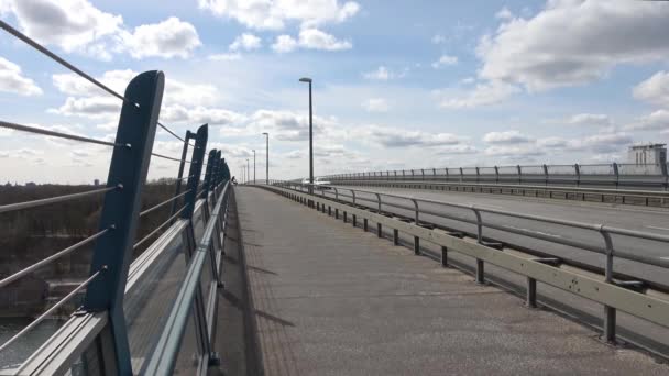 Mover Tráfico Con Coches Furgonetas Gran Puente Del Canal Kiel — Vídeo de stock