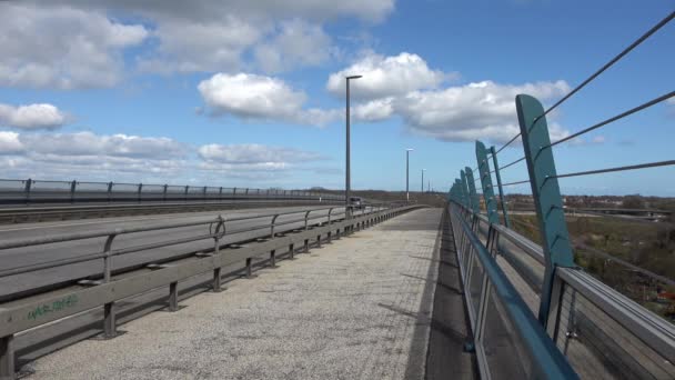 阳光明媚的日子里 在基尔运河大桥上开着汽车和面包车 — 图库视频影像