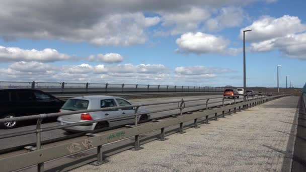 Verkeer Met Auto Bestelwagens Grote Kielbrug Een Zonnige Dag — Stockvideo