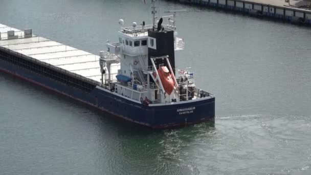 基尔运河上一艘名为大使级的蓝色大货船 — 图库视频影像