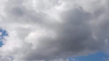 Koyu mavi bir yaz gökyüzünde güzel pofuduk beyaz bulut oluşumları.
