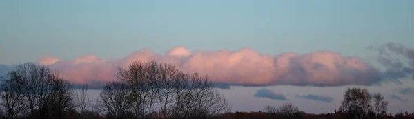 日の出と日没時に青空にオレンジ色と黄色の雲の美しいパノラマ — ストック写真