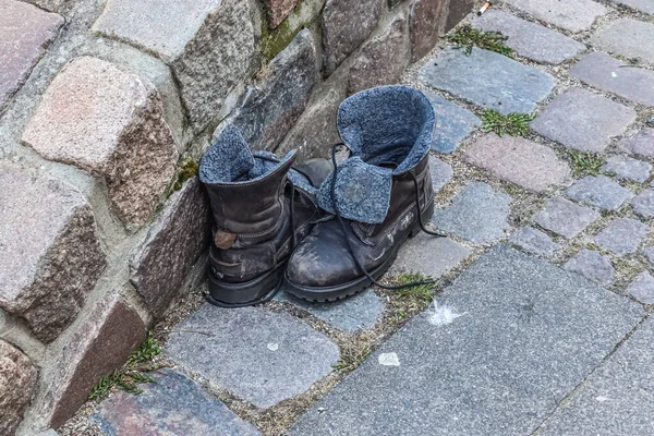 Gammal Sko Till Vänster Asfalterad Väg Snygga Accessoarer Och Modeaccessoarer — Stockfoto