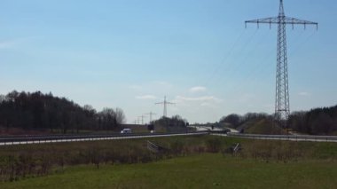 Alman otoyolunda giden arabalara bakın.