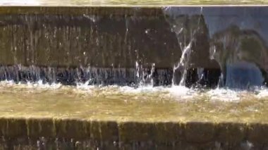 Yüzen su, Almanya 'da bulunan bir çeşmede güneş ışığını yansıtıyor.