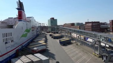 Almanya 'da Kiel Limanı' nda. Schwedenkai 'deki İsveç feribotuna yükleniyor.