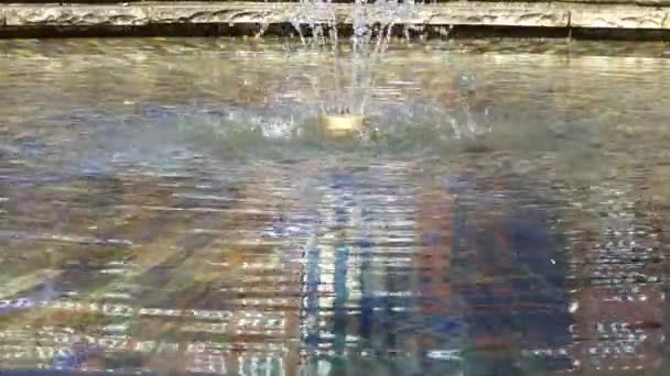 在德国发现的一个喷泉中反射阳光的浮水 — 图库视频影像
